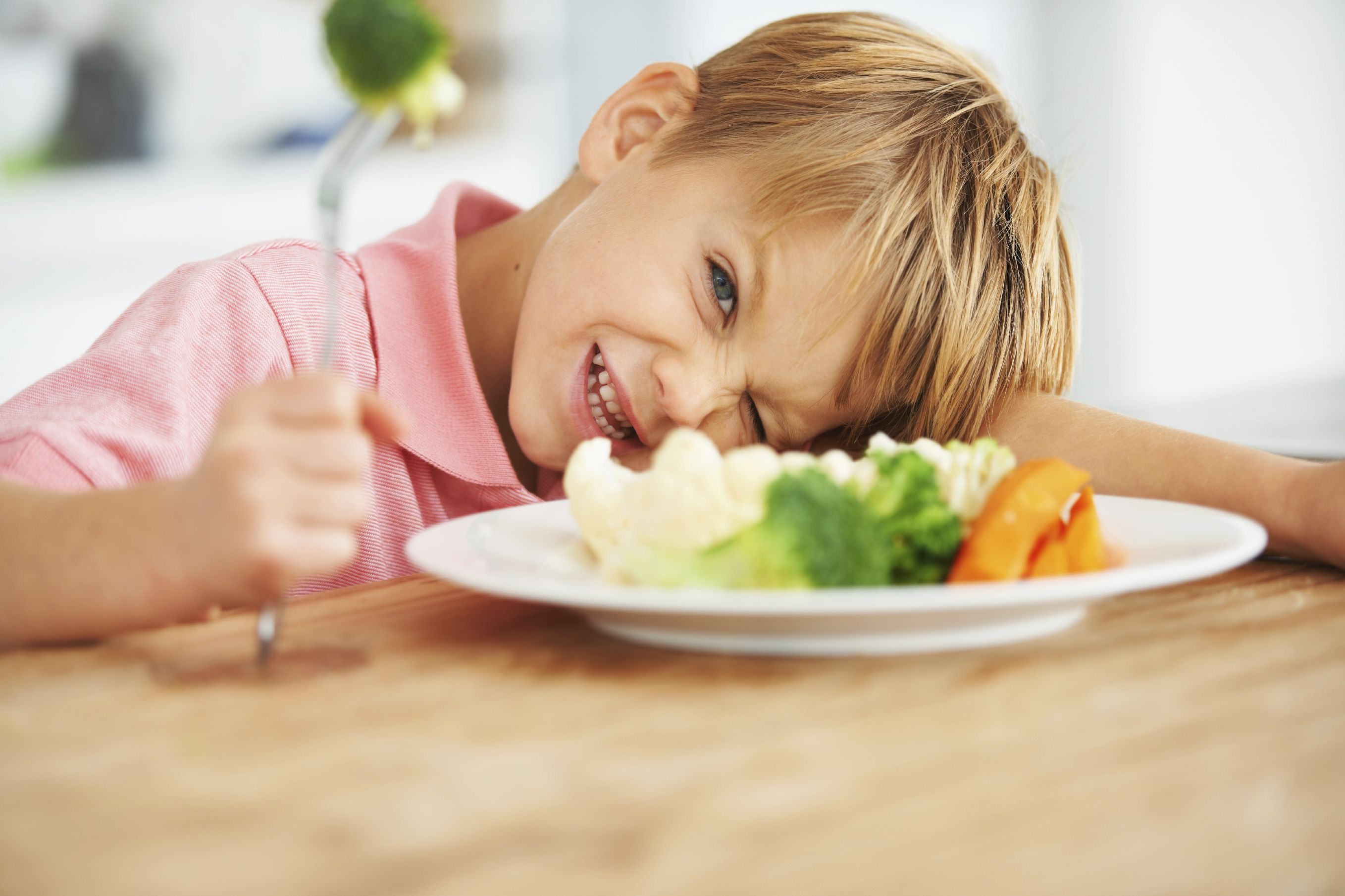 Если хотите стать сильными детки ешьте. Еда для детей. Завтрак для детей. Обед для детей. Ребенок кушает.