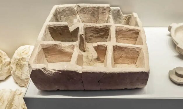 Una rara caja de piedra con compartimentos