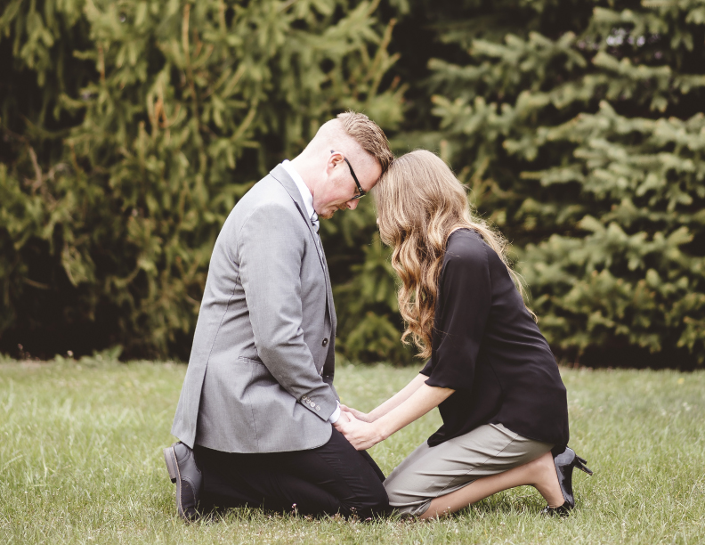 ¡Tierra nivelada ante la cruz!